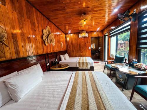 a bedroom with a bed and a table in a room at Tam Coc Central Backpacker Hostel in Vũ Lâm