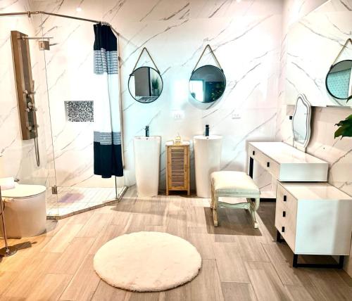 a bathroom with two sinks and a shower at Sol y mar in Rosarito Beach