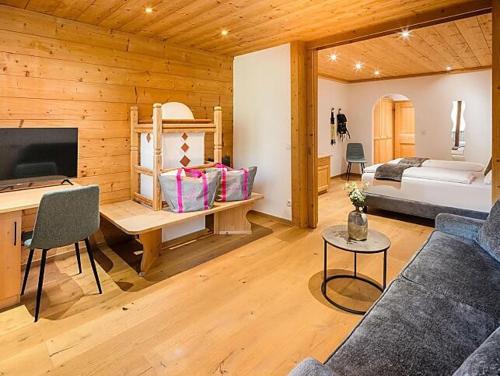 ein Wohnzimmer mit Sofa und ein Schlafzimmer in der Unterkunft Panorama Resort Taljörgele in Ridnaun