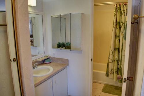 La salle de bains est pourvue d'un lavabo et d'un miroir. dans l'établissement Kauhale Makai 230, à Kihei