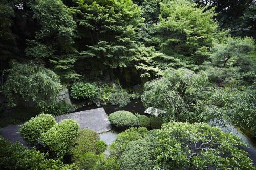 an overhead view of a garden with bushes and trees at Hyatt Regency Kyoto in Kyoto