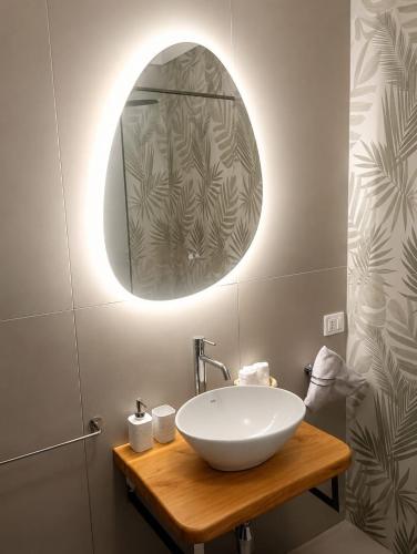 a bathroom with a bowl sink and a mirror at Dolce Risveglio in Monticello