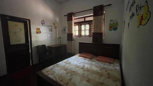a bedroom with a bed and a window at Reefside mount villa in Deniyaya