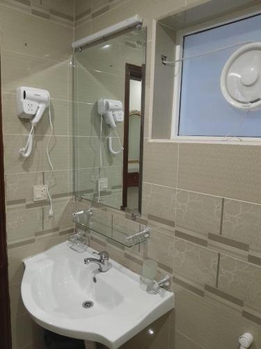 a bathroom with a sink and a mirror at Woodford Ayubia in Ayubia