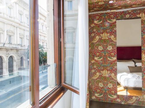 Habitación con ventana, cama y vistas. en Monti First, en Roma