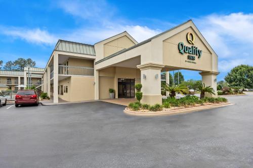 a building with a car parked in a parking lot at Quality Inn Albany in Albany