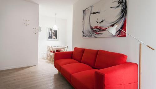 ミラノにあるItalianway-Veniero 8のリビングルームの赤いソファ