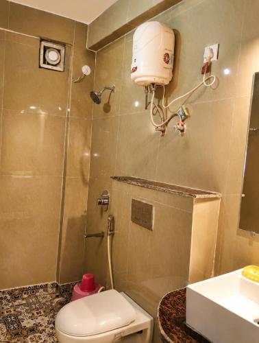 a bathroom with a toilet and a shower and a sink at Hotel Dreamland Mandarmani in Mandarmoni