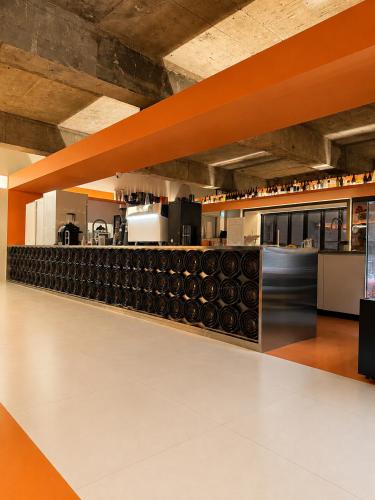 a kitchen with a counter with aasteryasteryasteryasteryasteryasteryasteryasteryastery at Jh 블라썸 캡슐 앤 케빈 호텔 in Busan