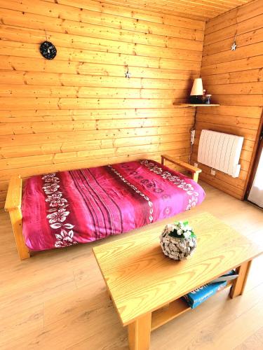 Charmant chalet - appartement avec chambre - terrasse - jardin- parking - proche toutes commodités et lac - calme - lisière de forêt