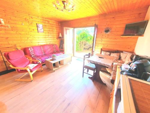Charmant chalet - appartement avec chambre - terrasse - jardin- parking - proche toutes commodités et lac - calme - lisière de forêt