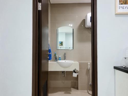 a bathroom with a sink and a mirror at Residencia Nova, Jakarta in Jakarta