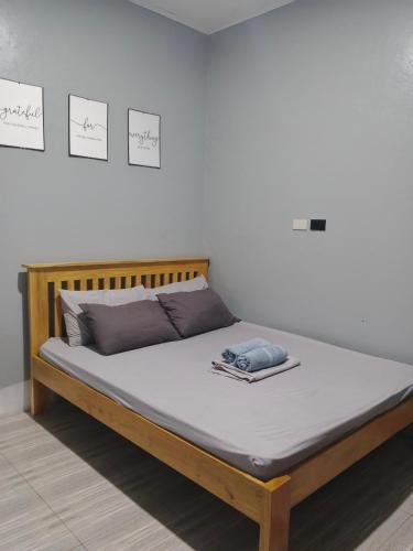 a bed in a room with a white wall at LIBYA's Guesthouse in San Juan