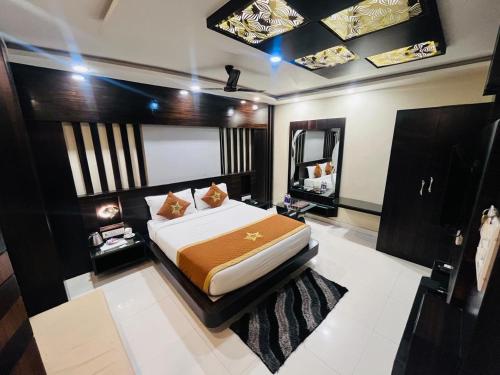 a bedroom with a bed and a large mirror at Hotel The Five Star Inn in Muzaffarpur