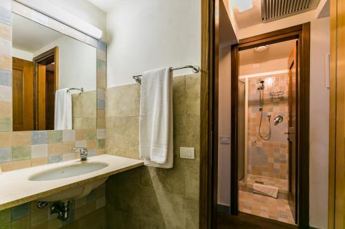 a bathroom with a sink and a shower at Le Fonti A San Giorgio in Montespertoli
