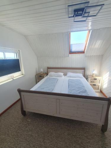 a bedroom with a large white bed in a room at Historisches Ferienhaus Tönchen in Rinteln