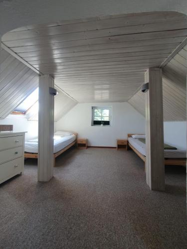 a bedroom with two bunk beds in a attic at Historisches Ferienhaus Tönchen in Rinteln