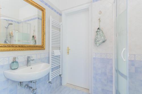 a bathroom with a sink and a mirror at Berto's house tra mare e laguna in Cavallino-Treporti