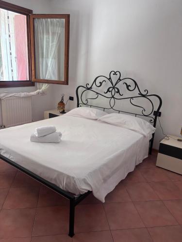 a bed with two towels sitting on top of it at Peperoncino Home in Pedeguarda