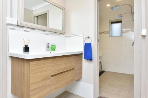 a bathroom with a sink and a shower at Coal d' Vine Chillout - Cessnock NSW in Cessnock