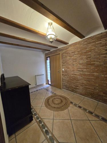 an empty room with a fireplace and a tile floor at Apartamento Ioar in Los Arcos