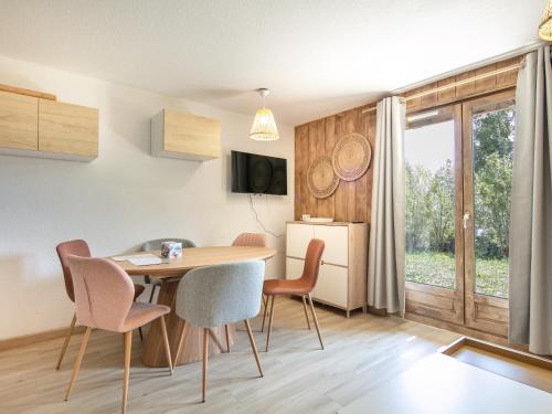 a kitchen and dining room with a table and chairs at Les Grizzlis N 20 - 2P6 in Saint-Sorlin-dʼArves