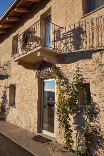 ネイヴェにあるBorgese Camere e Suitesのレンガ造りの建物で、バルコニーと窓が付いています。