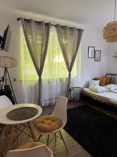 ein Zimmer mit einem Bett, einem Tisch und Stühlen in der Unterkunft Ojców, Na Widoku in Ojców