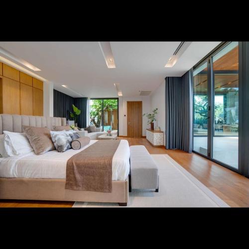 a large bedroom with a large bed and a living room at amarzito villa in Dona Paula