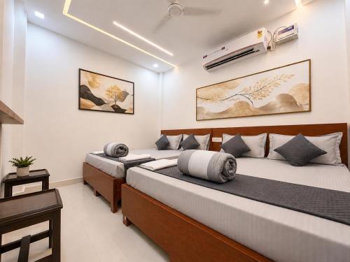 two twin beds in a room with at Shree Radha Vallabh Palace 800 m from Prem Mandir in Vrindāvan