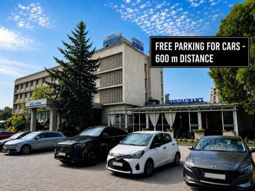Eine Gruppe von Autos parkte vor einem Gebäude in der Unterkunft BG Hotel in Sofia