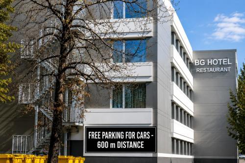 Ein Gebäude mit einem Schild, auf dem steht: „Kostenlose Parkplätze für Autos, daher keine Versicherung erforderlich“. in der Unterkunft BG Hotel in Sofia
