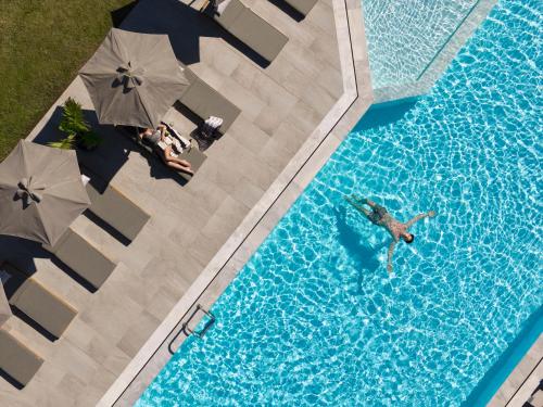 Majoituspaikassa Malena Hotel & Suites - Adults Only by Omilos Hotels tai sen lähellä sijaitseva uima-allas