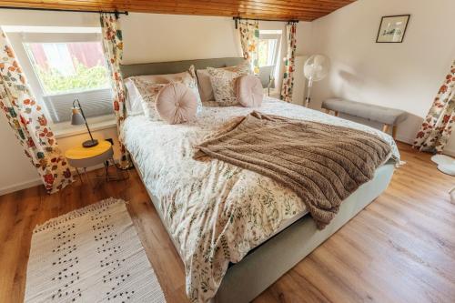 a bedroom with a large bed with a wooden ceiling at Townhouse Am Kurpark - Ferienhaus, 2 Schlafzimmer, Arcade, Wallbox, inklusive Wäsche in Braunlage