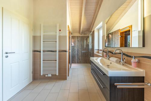 a bathroom with a sink and a shower at Ferienhaus Seestern in Dagebüll