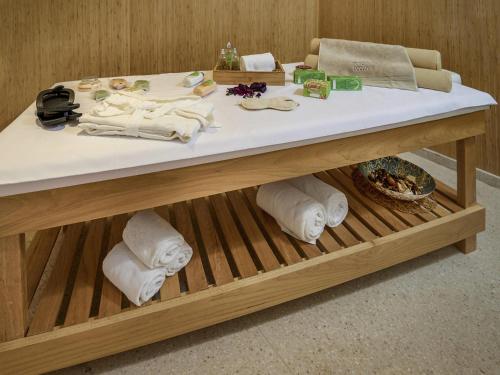 a table with towels and towels on a shelf at Novotel Itu Terras de São José Golf & Resort in Itu