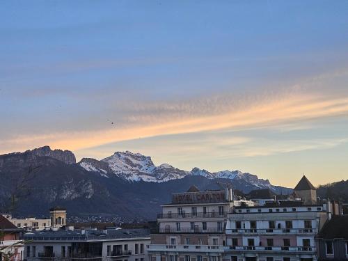 Terrasse et vue à 2 minutes de la gare