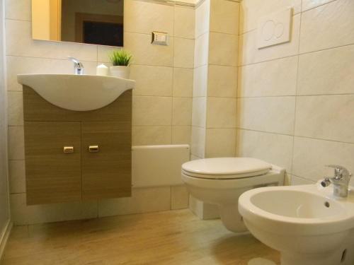 ein Badezimmer mit einem weißen WC und einem Waschbecken in der Unterkunft Casa Marylisa in Bari