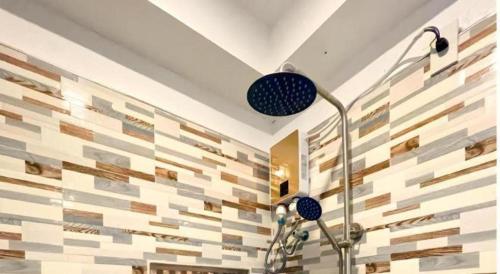 a room with a wall covered in wood slices at Pilot Hotel in Amandiego