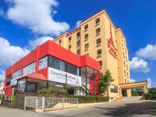 a hotel building with a red roof at Collection O Paris FC Express, Poza Rica de Hidalgo in Poza Rica de Hidalgo
