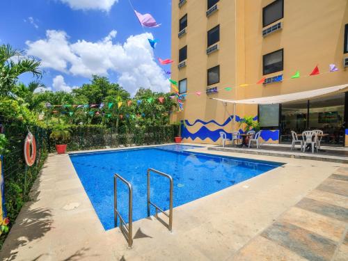 a swimming pool in front of a building at Collection O Paris FC Express, Poza Rica de Hidalgo in Poza Rica de Hidalgo