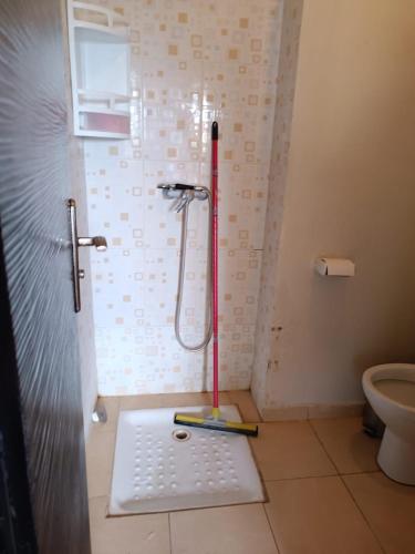 a shower in the corner of a bathroom at Bonnes vacances in Ifrane