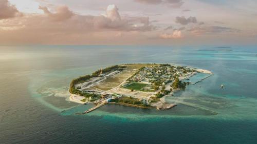an aerial view of an island in the ocean at The Sultanate Courtyard Lh Hinnavaru 