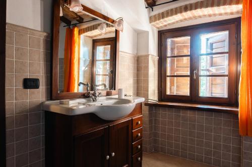 a bathroom with a sink and a mirror at Agriturismo Fontesomma in Apecchio