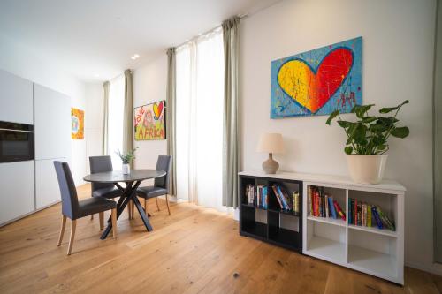 Emmeloft I Full Moon - Modern Bright Mood Milan