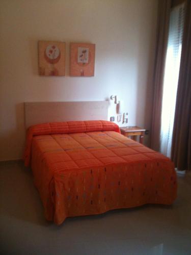 Ένα ή περισσότερα κρεβάτια σε δωμάτιο στο Hostal Cervantes