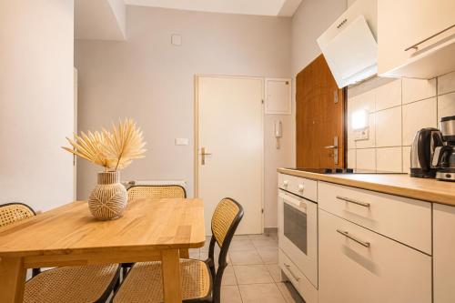 Stylish Modern Studio for 4P with Private Garden