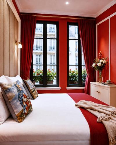 ein Schlafzimmer mit einem Bett, roten Wänden und Fenstern in der Unterkunft Seven Beautiess Hotel in Baku