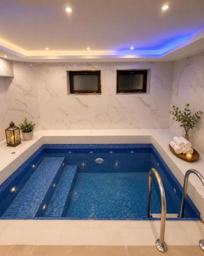 ein großer Swimmingpool in einem Raum mit in der Unterkunft Seven Beautiess Hotel in Baku