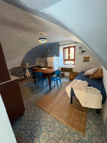 ein Schlafzimmer mit einem Bett und einem Tisch in einem Zimmer in der Unterkunft CaDMARTA in Vico Canavese